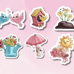 Puede incluir: Un conjunto de seis pegatinas coloridas con una variedad de diseños de temática primaveral, que incluyen pájaros, una casita de pájaros, flores, una regadera, un paraguas y un sol.
