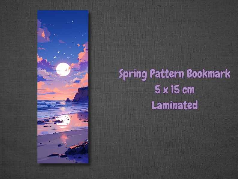 K&ouml;nnte beinhalten: Ein laminiertes Lesezeichen mit einer farbenfrohen Sonnenuntergangsszene mit Vollmond, Wolken und einem Strand mit felsigem Ufer. Das Lesezeichen ist 5 cm x 15 cm gro&szlig;.