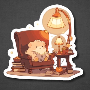 Puede incluir: Una criatura peluda blanca se sienta en un sill&oacute;n marr&oacute;n leyendo un libro. Una l&aacute;mpara con una pantalla amarilla ilumina la escena. Hay libros y un taz&oacute;n de palomitas de ma&iacute;z en el suelo.