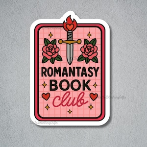 Puede incluir: Una pegatina rosa con la inscripci&oacute;n "ROMANTASY BOOK CLUB". El dise&ntilde;o incluye una espada con una llama, rosas, corazones y estrellas. La pegatina tiene un tema de fantas&iacute;a, con un borde decorativo y un contorno blanco.