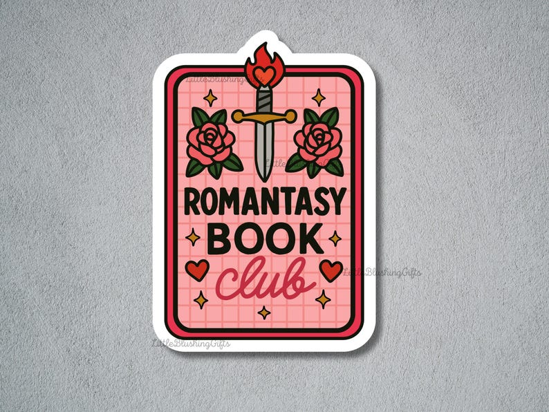 Puede incluir: Una pegatina rosa con la inscripci&oacute;n "ROMANTASY BOOK CLUB". El dise&ntilde;o incluye una espada con una llama, rosas, corazones y estrellas. La pegatina tiene un tema de fantas&iacute;a, con un borde decorativo y un contorno blanco.