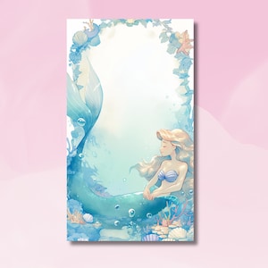 Puede incluir: Una ilustración de acuarela de una sirena con cabello largo y rubio y una cola azul. Está rodeada de coral y conchas marinas. El fondo es una acuarela de color azul claro y blanco.