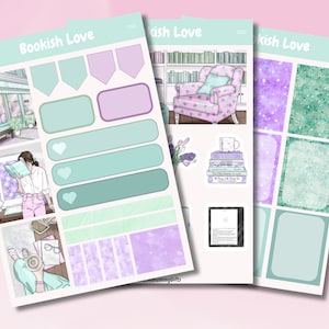 Könnte beinhalten: Ein Satz von drei druckbaren Planer-Stickern mit einem Buchthema. Die Sticker haben ein lila und grünes Farbschema mit Illustrationen von Büchern, einem gemütlichen Sessel und einer Tasse Kaffee. Der Text "Bookish Love" erscheint auf den Stickern.