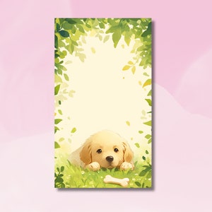 Könnte beinhalten: Ein Golden-Retriever-Welpe liegt auf einem Bett aus grünem Gras mit einem Knochen davor. Der Welpe schaut auf den Knochen. Der Hintergrund ist ein verschwommenes Bild von grünen Blättern.