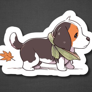 Puede incluir: Una ilustraci&oacute;n de dibujos animados de un cachorro beagle marr&oacute;n, blanco y naranja que lleva una bufanda verde y camina con una hoja de arce marr&oacute;n y naranja detr&aacute;s de &eacute;l.