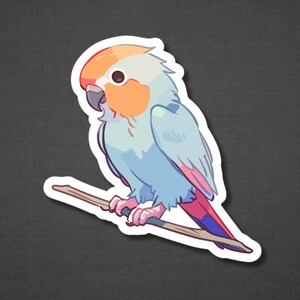 K&ouml;nnte beinhalten: Ein Aufkleber mit einem blauen und orangefarbenen Papagei, der auf einem Ast sitzt. Der Papagei hat einen rosa und roten Schwanz und einen wei&szlig;en Kopf.
