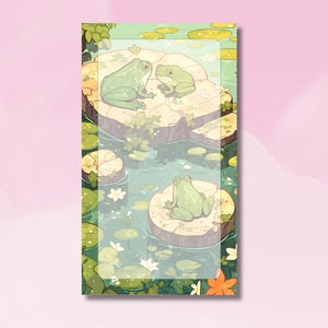 Könnte beinhalten: Drei grüne Frösche sitzen auf Seerosenblättern in einem Teich. Die Frösche sind von grünen Seerosenblättern und weißen Blüten umgeben. Der Hintergrund ist ein hellblauer Himmel.