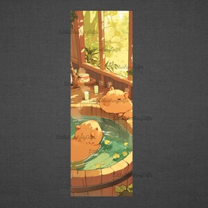K&ouml;nnte beinhalten: Illustration von zwei Cartoon-Wasserschweinen, die sich in einem h&ouml;lzernen Whirlpool entspannen. Das Becken ist mit gr&uuml;nem Wasser und gelben Bl&uuml;tenbl&auml;ttern gef&uuml;llt. Die Szene spielt in einem sonnigen Raum mit Holzw&auml;nden und einem Fenster.