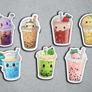 Könnte beinhalten: Sechs bunte Cartoon-Bubble-Tea-Aufkleber mit verschiedenen Toppings, darunter eine Erdbeere, eine Katze, eine Blaubeere, eine grüne Erbse und ein Pfirsich. Die Aufkleber befinden sich auf einem grauen Hintergrund.