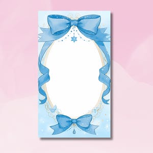 Può includere: Uno sfondo azzurro chiaro con una cornice ovale bianca circondata da nastri e fiocchi blu. La cornice è decorata con glitter dorati e stelle.