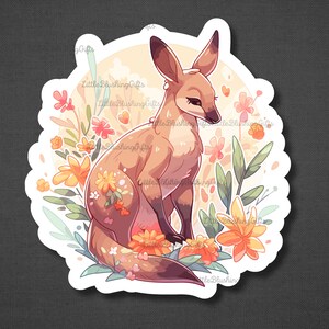 K&ouml;nnte beinhalten: Ein Aufkleber mit einem Cartoon-Fuchs mit orangefarbenem und braunem Fell, umgeben von gelben und rosa Blumen. Der Fuchs sitzt auf seinen Hinterbeinen mit dem Schwanz hinter sich eingerollt. Der Hintergrund ist ein sanftes Gelb mit einem wei&szlig;en Kreis.