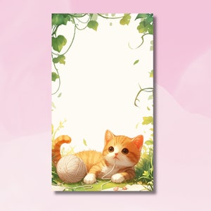 Puede incluir: Un lindo gatito tabby naranja juega con una bola de lana en un área verde con hierba, enredaderas y hojas.
