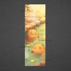 K&ouml;nnte beinhalten: Eine skurrile Illustration von zwei Wasserschweinen, die sich in einem Teich entspannen. Das Kunstwerk zeigt eine warme Farbpalette mit sanfter Beleuchtung, Seerosenbl&auml;ttern und Felsen. Der Text "Little Blushing Gifts" ist sichtbar.