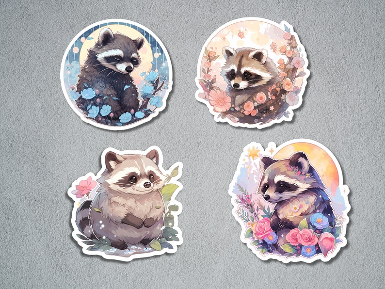 Puede incluir: Cuatro pegatinas redondas con ilustraciones de mapaches en diferentes poses. Cada pegatina tiene un fondo de acuarela con flores y una luna.