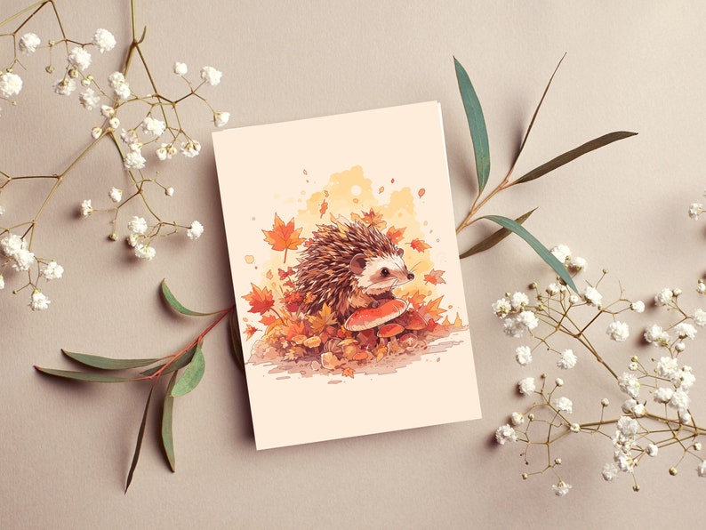 K&ouml;nnte beinhalten: Eine Aquarell-Illustration eines Igels in einer Waldlandschaft. Der Igel ist braun und hat einen hellbraunen Bauch. Er ist umgeben von Herbstbl&auml;ttern und Pilzen. Der Hintergrund ist in einem sanften Gelb mit Aquarell-Effekt gehalten.