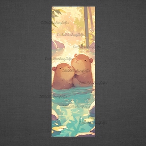 K&ouml;nnte beinhalten: Lesezeichen mit einer Illustration von zwei Ottern, die sich in einem ruhigen, sonnendurchfluteten Gew&auml;sser umarmen. Die Otter haben weiches braunes Fell, eingebettet in t&uuml;rkisfarbenes Wasser, mit Bambusst&auml;ngeln im Hintergrund.