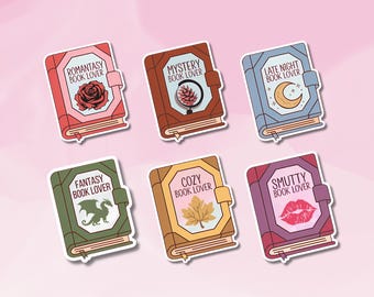 Op de afbeelding: Zes kleurrijke stickers voor boekenliefhebbers met verschillende boekgenres. De stickers tonen een roos, een vergrootglas, een halve maan, een draak, een blad en een rode lip.