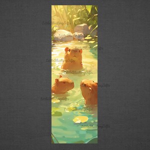 K&ouml;nnte beinhalten: Illustration von drei Wasserschweinen in einem Teich. Die Wasserschweine sind hellbraun, mit ihren K&ouml;pfen und R&uuml;cken, die &uuml;ber dem Wasser sichtbar sind. Das Wasser ist hellgr&uuml;n, und im Hintergrund gibt es Seerosen und Felsen. Die Szene ist sonnenbeschienen.