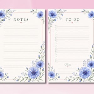 Op de afbeelding: Tweezijdige briefpapier set met bloemen aquarel ontwerp. De linkerkant leest "NOTES" en de rechterkant "TO DO". Beide pagina's hebben blauwe korenbloem bloesems en groene bladeren in de hoeken, met een roze rand.