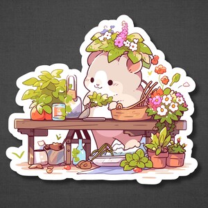 Puede incluir: Un h&aacute;mster de dibujos animados con una corona de flores se sienta en una mesa con una variedad de plantas en macetas. El h&aacute;mster sostiene una peque&ntilde;a regadera y parece estar cuidando las plantas.