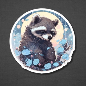 Puede incluir: Un adorable mapache con una m&aacute;scara negra se sienta en un campo de flores azules. El mapache est&aacute; rodeado de un c&iacute;rculo de p&eacute;talos azul claro y una luna en el fondo.