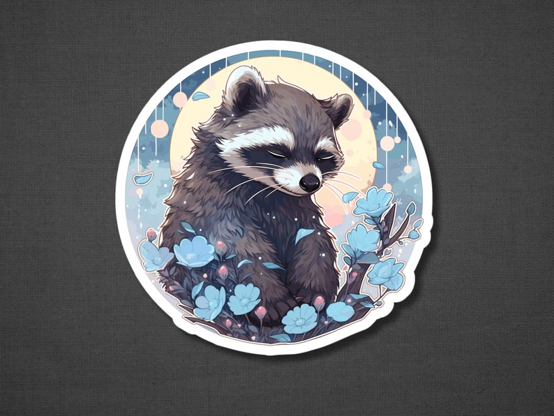 Puede incluir: Un adorable mapache con una m&aacute;scara negra se sienta en un campo de flores azules. El mapache est&aacute; rodeado de un c&iacute;rculo de p&eacute;talos azul claro y una luna en el fondo.