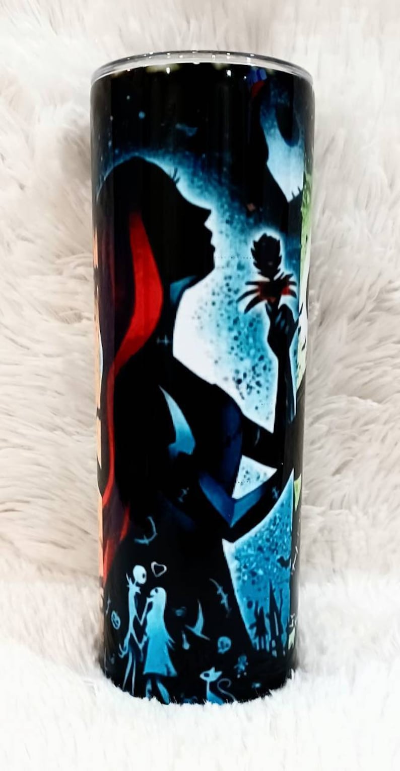 Puede incluir: Un vaso cil&iacute;ndrico con la silueta de una mujer sosteniendo una flor, sobre un fondo azul oscuro y negro con efecto de estrellas. El dise&ntilde;o incluye otros personajes y escenas de una pel&iacute;cula.