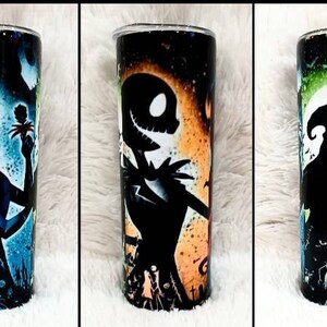 Puede incluir: Tres vasos de acero inoxidable con dise&ntilde;os envolventes con personajes de The Nightmare Before Christmas. Un vaso representa a Sally, otro a Jack Skellington y el tercero, Oogie Boogie, todos sobre fondos coloridos.