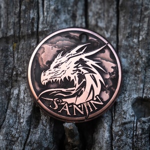 Drachen Anhänger | Gravur | Kupfer | Personalisiert | Haustier Katze Marke | Welt | Atlas
