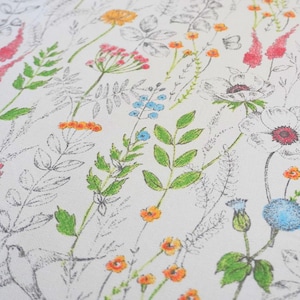 Könnte beinhalten: Ein weißer Stoff mit einem sich wiederholenden Muster aus schwarzen Linienzeichnungen von Blumen und Blättern. Die Blumen sind in den Farben Rosa, Rot, Orange, Gelb, Blau und Grün.