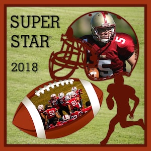 Può includere: Immagine quadrata a tema football americano. Le parole "SUPER STAR 2018" sono in alto. Un giocatore di football americano in uniforme e casco bordeaux è in alto a destra. Una forma di pallone da football contiene una foto della squadra. Sagoma di giocatore di football americano a destra.