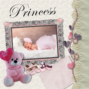 Può includere: Una foto incorniciata di una bambina che dorme con un tutù rosa e una fascia floreale. Un orsacchiotto rosa con un palloncino a forma di cuore con la scritta "Baby Girl" è accanto a un paio di scarpe rosa. La parola "Princess" è scritta in alto.