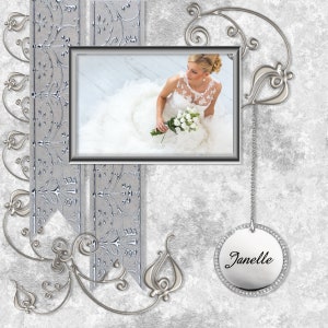 Può includere: Una cornice argentata con sfondo bianco e una sposa in abito da sposa bianco che tiene un bouquet di fiori bianchi. Una catena argentata con un ciondolo rotondo argentato con il nome "Janelle" inciso su di esso pende dalla parte superiore della cornice.