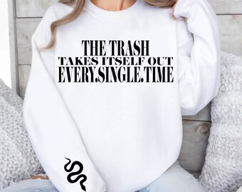 Sudadera con cuello redondo "The Trash Takes Itself Out", detalle de serpiente y mensaje empoderador.