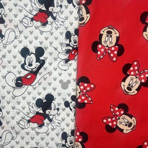 Może przedstawiać: Dwa panele materiału z postaciami z kreskówek. Jeden panel jest biały ze wzorem Myszki Miki w kolorze czerwonym, czarnym i białym. Drugi panel jest czerwony ze wzorem twarzy Myszki Minnie z czerwono-białymi kokardkami w kropki.