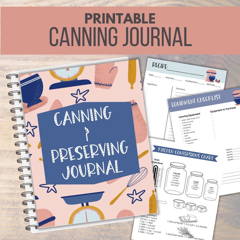 Puede incluir: Un diario de enlatado y conservaci&oacute;n imprimible con una portada rosa y azul que presenta una variedad de utensilios de cocina y estrellas. El diario incluye p&aacute;ginas para recetas, listas de verificaci&oacute;n de equipos y conversiones de cocina.