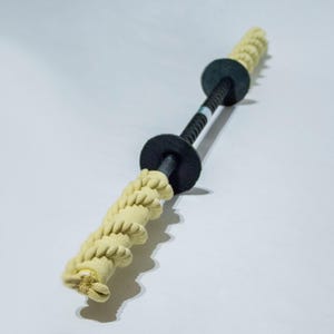 Peut inclure: Un bâton de feu avec une barre centrale noire, des extrémités circulaires noires et des extrémités en forme de corde jaune. L'accessoire est conçu pour la performance et se détache sur un fond blanc.