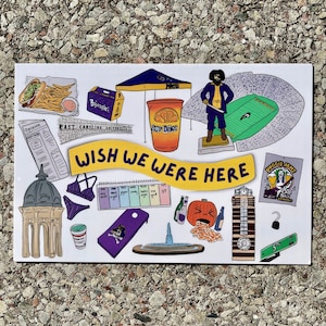 以下が含まれることがあります： 白い背景に、「Wish We Were Here」と書かれた黄色のバナーがあります。バナーの周りには、フットボールフィールド、建物、飲み物、カボチャ、海賊旗など、さまざまなイラストが描かれています。