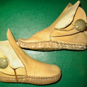 Vintage Guilmox Tan Leather Child's Kids Moccasins Ankle High w/ Metal Button Adorable 1950's