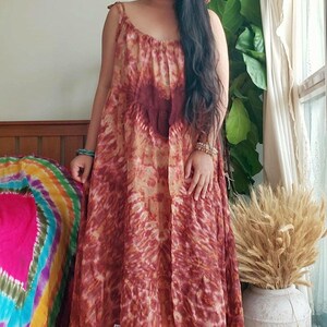 Robe en rayonne tie-dye, bretelles réglables, robe d'été fluide, bohème chic, robe de festival.