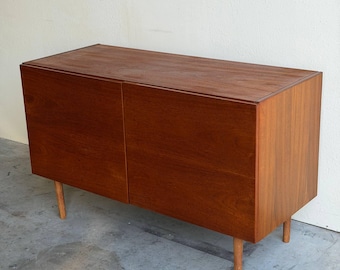 Vintage Danish Teak Sideboard Cabinet – Mid-Century Modern Storage Credenza 1960s