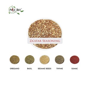 Peut inclure: M&eacute;lange d'&eacute;pices za'atar avec de l'origan, du basilic, des graines de s&eacute;same, du thym et du sumac. Le m&eacute;lange est dans un petit bol blanc sur un fond blanc.