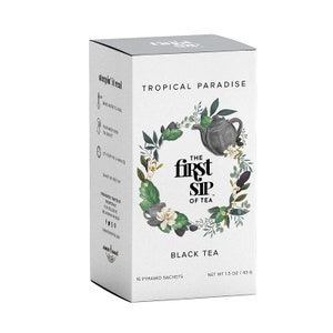 Può includere: Una scatola di tè nero Tropical Paradise di The First Sip of Tea. La scatola presenta un design floreale con una teiera e una tazza da tè. Contiene 16 bustine di tè piramidali e ha un peso netto di 1,5 oz / 43 g.