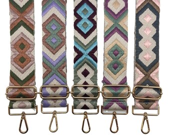 Può includere: Cinque cinturini intrecciati colorati con motivi geometrici in tonalità di verde, viola, blu, rosa e marrone. Ogni cinturino ha una fibbia in metallo dorato e un anello in metallo dorato.