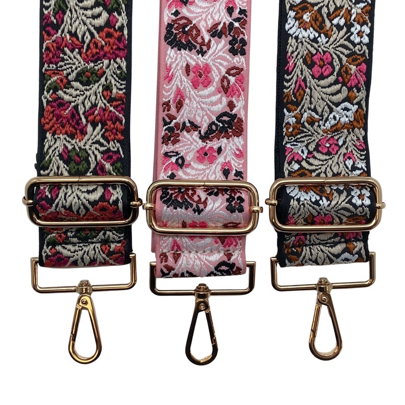 Puede incluir: Tres correas ajustables con patrones florales en rosa, negro y marr&oacute;n con herrajes dorados. Las correas tienen un cierre dorado en cada extremo.