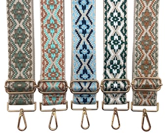 Può includere: Cinque cinturini in tessuto intrecciato con fibbie in metallo dorato e ganci girevoli. I cinturini presentano diversi motivi geometrici in tonalità di verde, blu, marrone e beige.