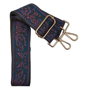 Puede incluir: Una correa ajustable con un patr&oacute;n de paisley verde oscuro, azul y morado, con herrajes de metal dorado y dos clips giratorios.