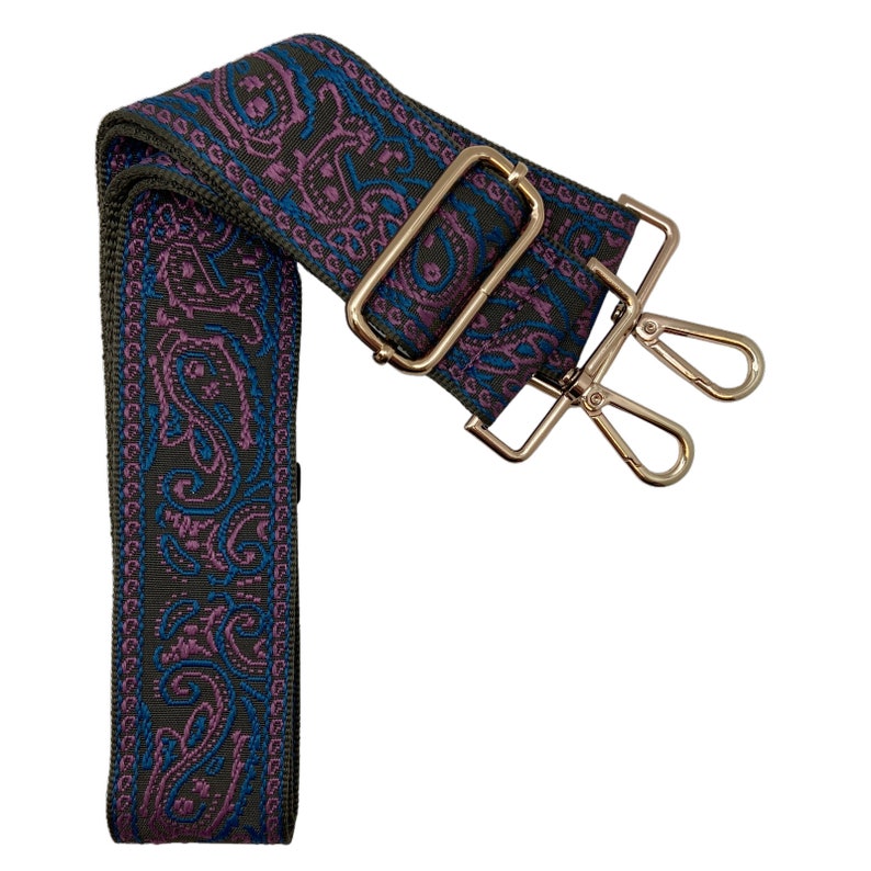 Puede incluir: Una correa ajustable con un patr&oacute;n de paisley verde oscuro, azul y morado, con herrajes de metal dorado y dos clips giratorios.