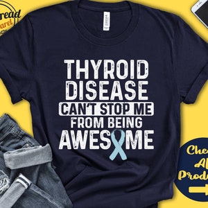 Puede incluir: Una camiseta azul marino con texto blanco que dice "Thyroid Disease Can't Stop Me From Being Awesome". Una cinta azul claro está centrada debajo del texto.