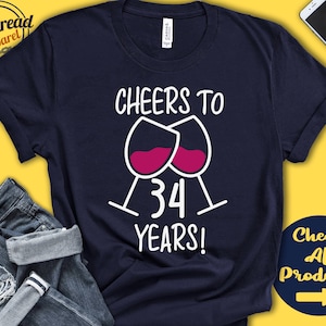 ¡Saludos por los 34 años! Camiseta para el 34.º cumpleaños. ¡34 años geniales! Hola treinta y cuatro. Vino. Camiseta sin mangas. Sudadera con capucha. A0410.